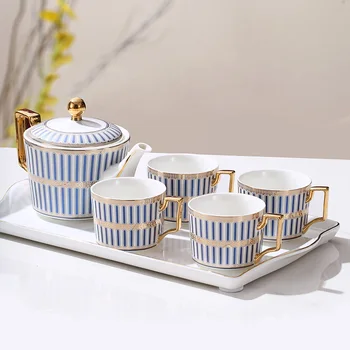 Britų užbaigti arbatos rinkinys, namų kūryba, prabanga, popietės arbatos puodelio, karšto ir šalto virdulys, kavos puodelį, su padėklu